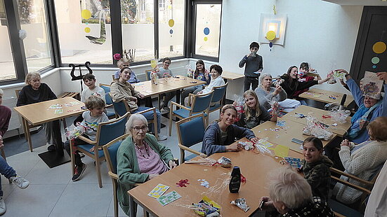 Catéchumènes à l’EMS des Lusiades à Lussy. Partie de loto avec les résidents © Olivier Rosselet, avec autorisation des Lusiades