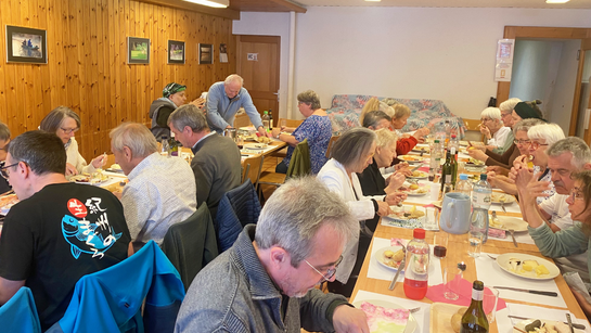 8.tablée de paroissiens lors du repas