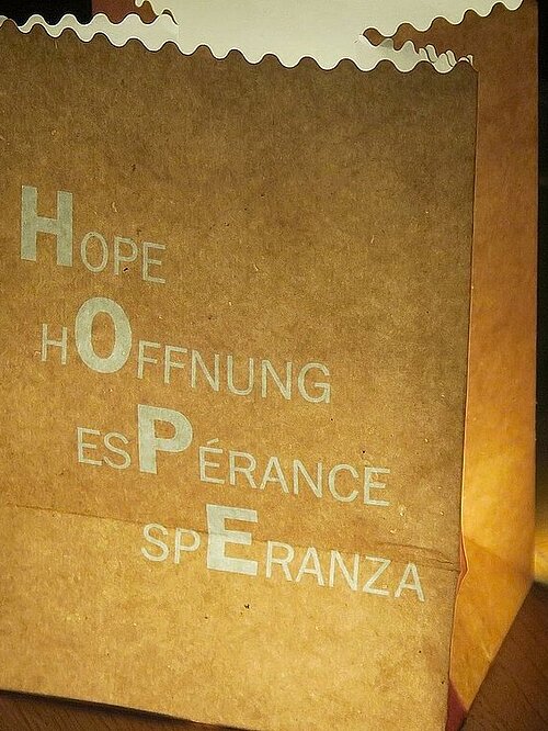 Lanterne en papier marquée "Espérance"