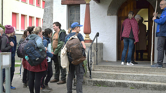 entrée des jeunes et paroissiens dans l'église