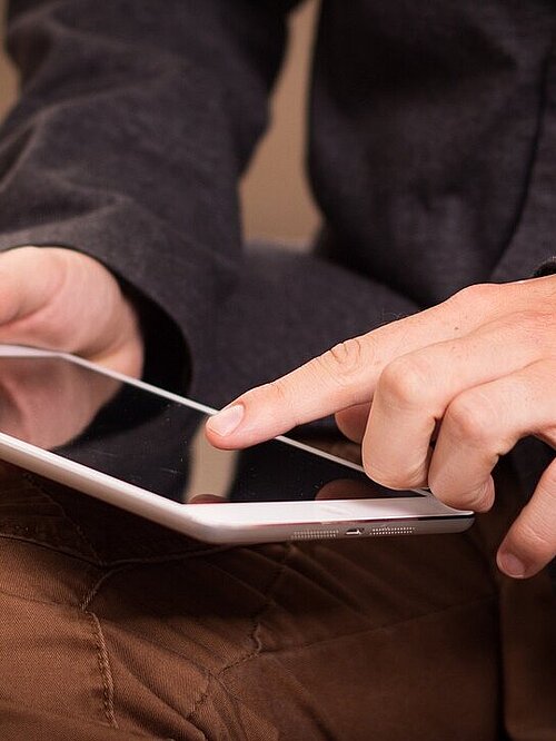 Personne utilisant une tablette