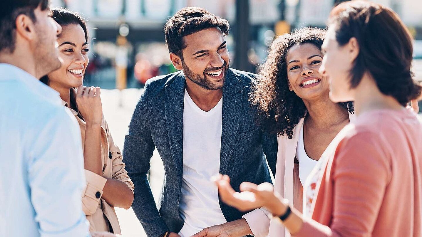 Un groupe de personnes discute ensemble