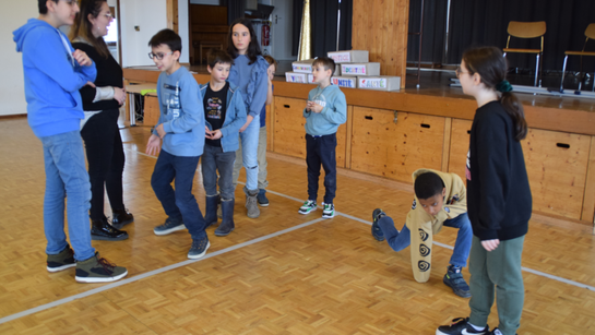Les enfants s'occupent avec leur anmimatrice !