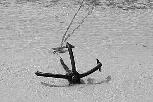 Ancre jetée sur une plage