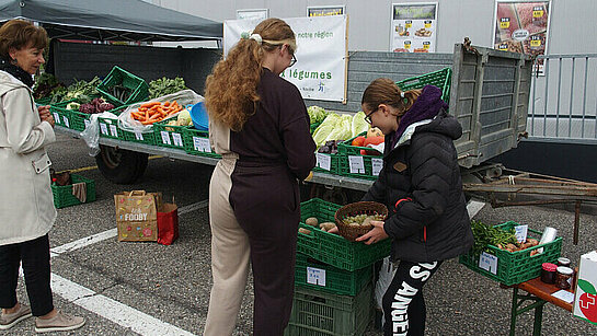 Devant le stand de Rennaz, les clients arrivent Devant le stand de Rennaz, les clients arrivent