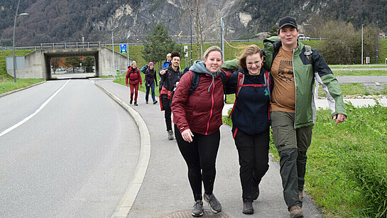 Le groupe longe la route qui passe devant le nouvel hôpital