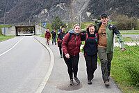 Le groupe longe la route qui passe devant le nouvel hôpital