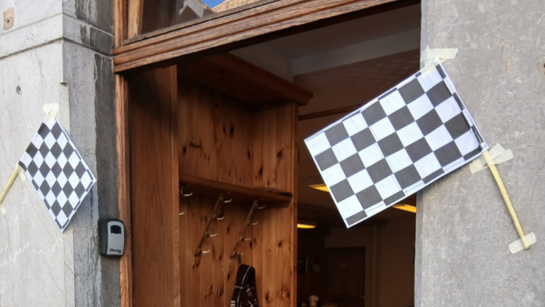 la porte d'entrée décorée avec les drapeaux d'arrivée de formule 1