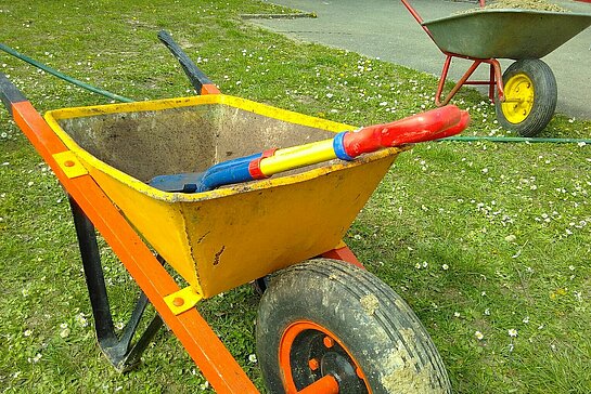 Deux brouettes au jardin