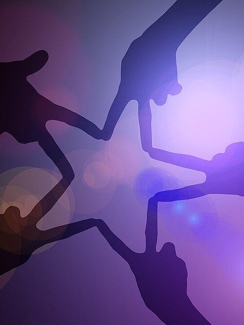 Mains formant une étoile-activités et ressources pour adultes et seniors.Crédit photo : Pixabay - geralt