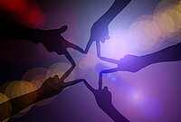 Mains formant une étoile-activités et ressources pour adultes et seniors