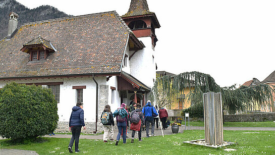 Arrivée des marcheurs devant la jolie église de Rennaz