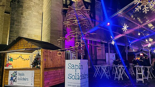 Le sapin solidaire installé place Saint-François à Lausanne sur le Bò Noël 