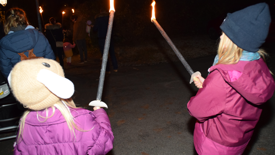 petits et grands prêt pour le cortège de l'Avent