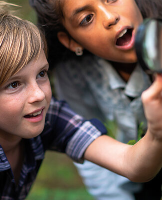 Des enfants explorateurs.