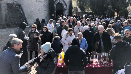 une nombreuse foule devant le temple d'Aigle 