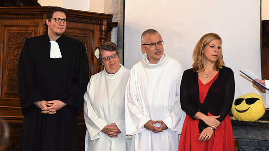 Les ministres et l'animatrice installés Les ministres et animatrice installés