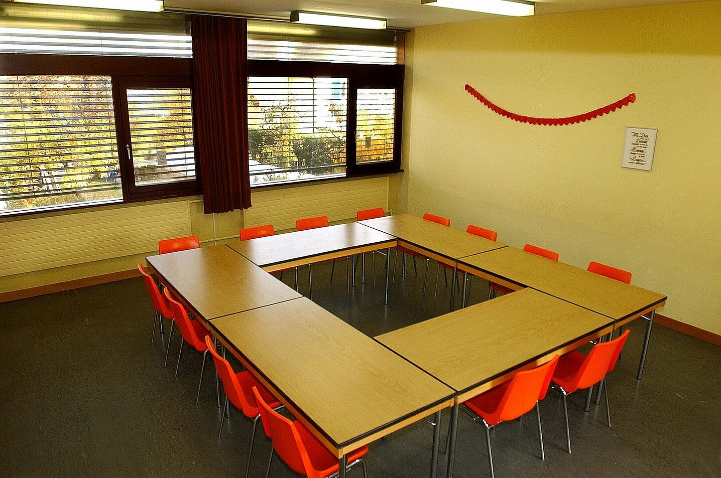 Intérieur de la salle Jérusalem, avec les tables disposées en carré.