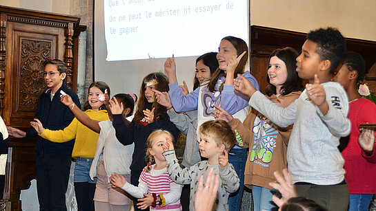 Le groupe des enfants chantent un chant appris au camp de Landersen Le groupe des enfants chantent un chant appris au camp de Landersen