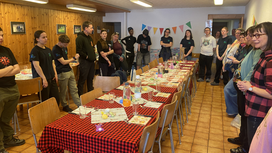 Le groupe de jeunes est acceuillis dans la salle de paroisse