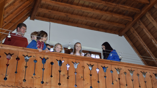 Les enfants sont invités à rejoindre le balcon pour avoir la vue d'ensemble dont parle la prédication