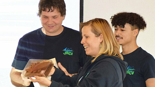 Les JRCV (Jeunes réflormés du Chablais vaudois) présente le cadeau offert par la paroisse de Avançons : un beau poisson en chocolat !