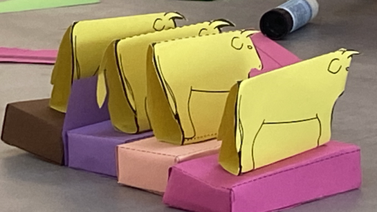 un veau d'or en papier jaune un veau d'or en papier jaune