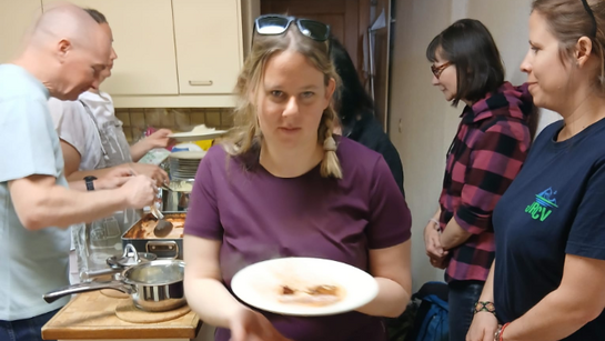 la file d'attente à la cuisine pour servir le repas