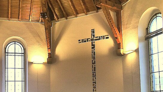 Intérieur-temple-vitraux Croix intérieure du temple