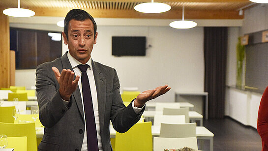 Le conseiller d'Etat Vassilis Venizelos à Cossonay pour le temps de remerciements et reconnaissance à l'Équipe de Soutien d'Urgence -ESU, impliquée dans l'accompagnement de la tragédie de Crans-Montana - ©EERV - mars 2026