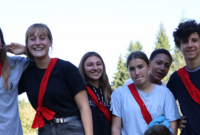 Six jeunes prennent la pause dans la nature.