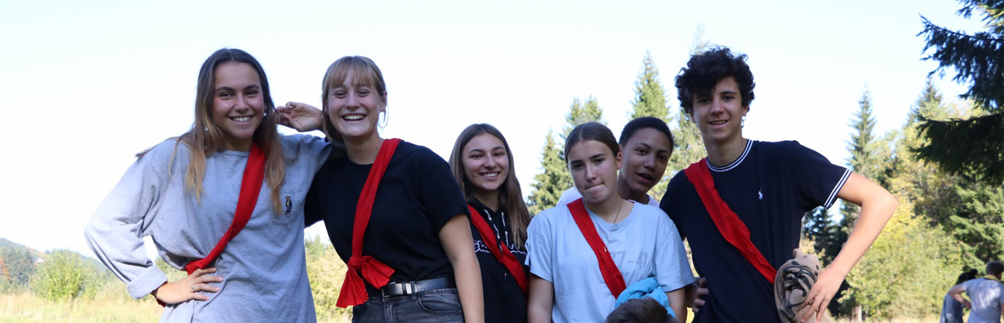 Six jeunes prennent la pause dans la nature.