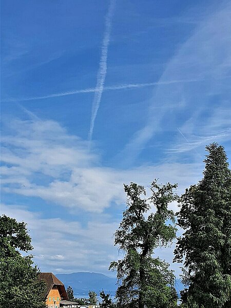 Des traces d'avions forment une croix