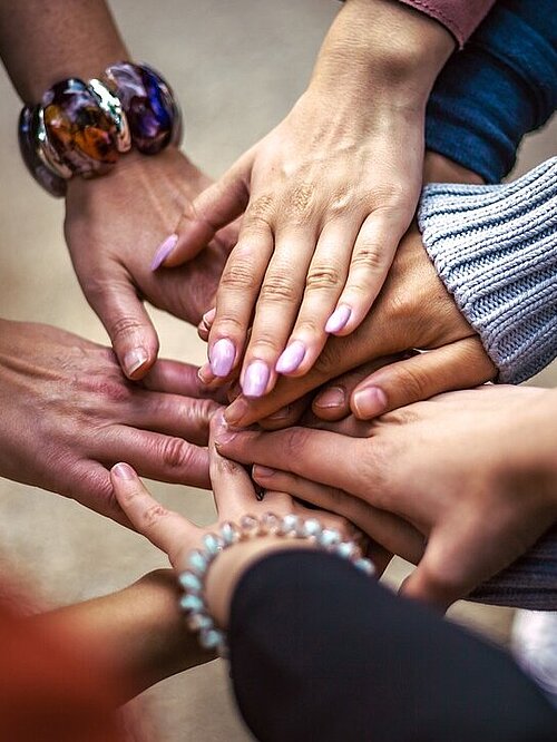 Mains solidaires-esprit d'équipe-vie communautaire.Crédit : Pixabay-ua_Bob-Dmyt_ua