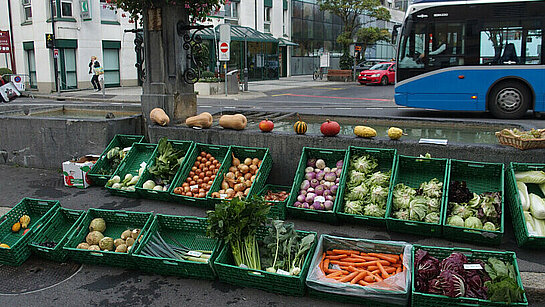 Le marché aux légumes et aux fruits Le marché à Villeneuve sur la place de la gare