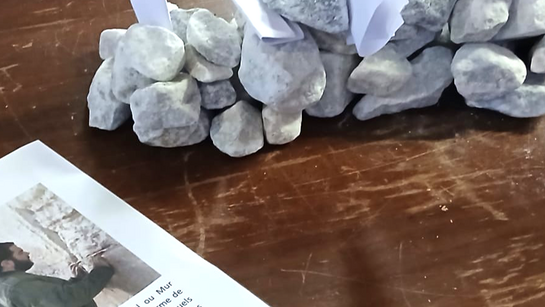 3.Pendant le culte, il s'agit de mettre sa prière dans le mur comme à Jérusalem