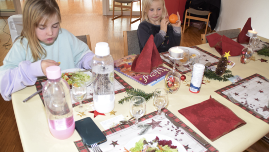 Un bon repas pour continuer la journée repas, assiettes, petite fille, tablee