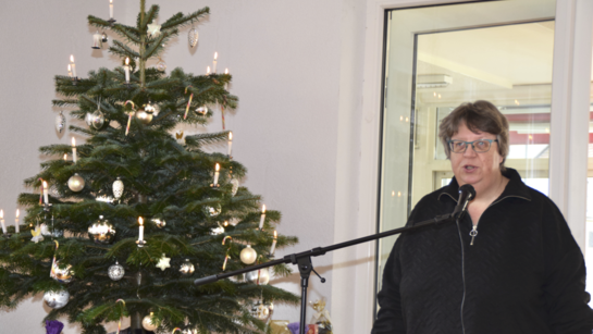 Hélène Denebourg accueille les participants la diacre, Hélène Denebourg, sapin de Noël