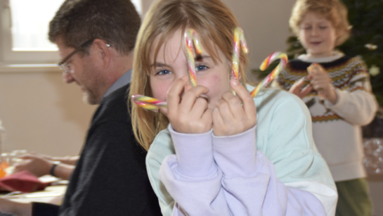 Miam ! des sucres d'orges ! sucre orge, petite fille, sourire