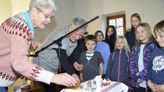 Les ainés complètent la crèche Les ainés, crèche, table, culte, cadeau