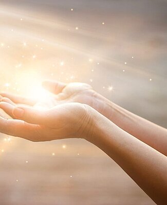 Mains remplies de lumière