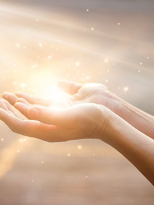 Lumière jaillissant de mains ouvertes
