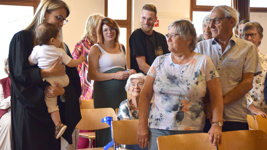 Le petit baptisé présenté à sa communauté
