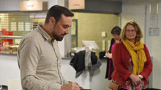 Michel Racloz (par la voix de Roberto de Col), représentant de l’évêque pour la région diocésaine Vaud au sein de l’ECVD - Temps de remerciements et reconnaissance aux personnes impliqués au travers de l'ESU dans l'accompagnement de la tragédie de Crans-Montana - ©EERV - mars 2026