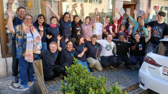 tous les participants réunis pour une photo de groupe devant la maison de paroisse
