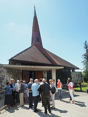 Sortie de culte au temple - ou église - de Givrins