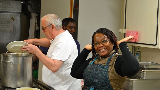 Préparatifs du Noël des aînés en cuisine