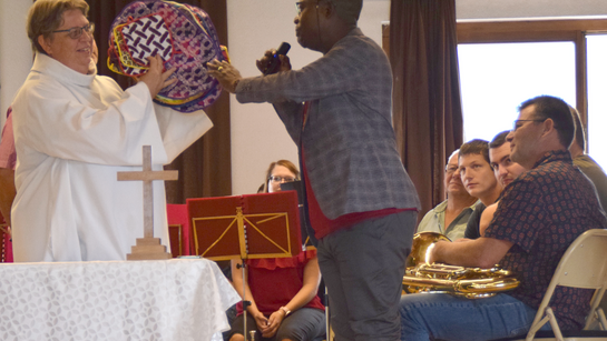 La diacre Hélène Denebourg a reçu des jolis cadeaux africains !