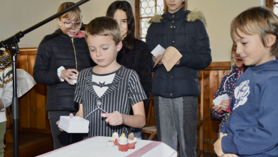 un personnage de crèche pour chaque cadeau groupe enfant, cadeaux, crèche, culte