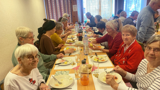 10.tablée de personnes autour du repas